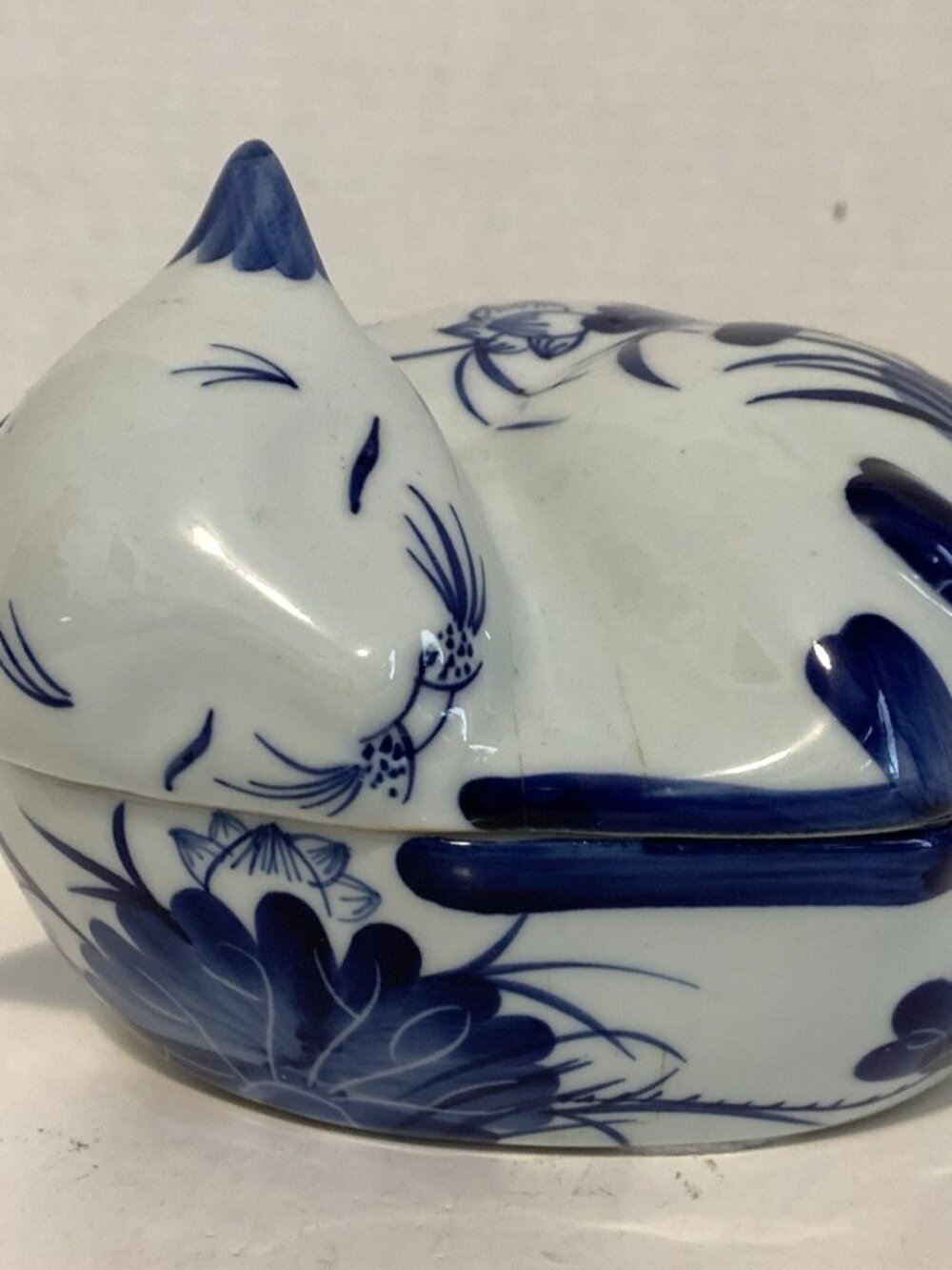 Vtg. 6" Porcelain Blue White Sleeping Cat Trinket Box Made in Thailand